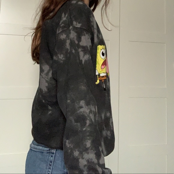 This is a sweatshirt that’s fluffy inside, it’s 60% Cotten and 40% polyester. - Picture 2 of 4